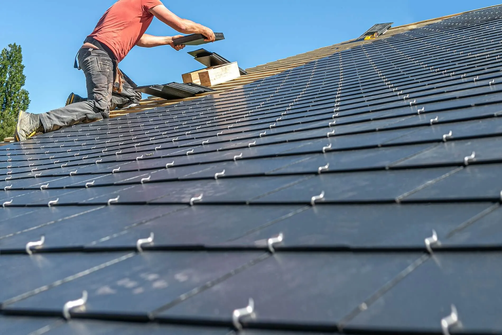 Couvreur CB Energy posant des ardoises