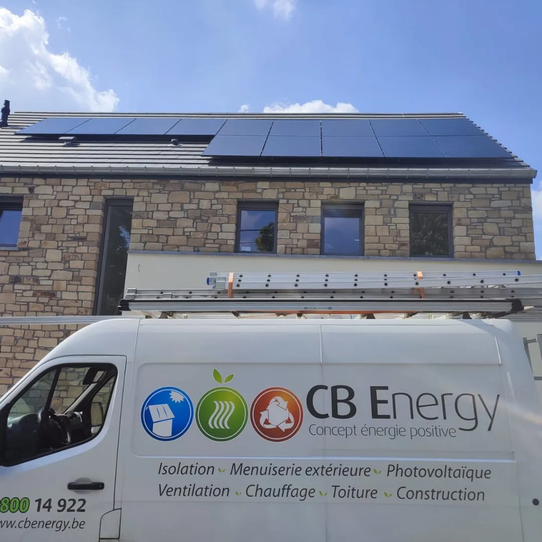 Camionnette CB Energy devant une maison équipée de panneaux solaires